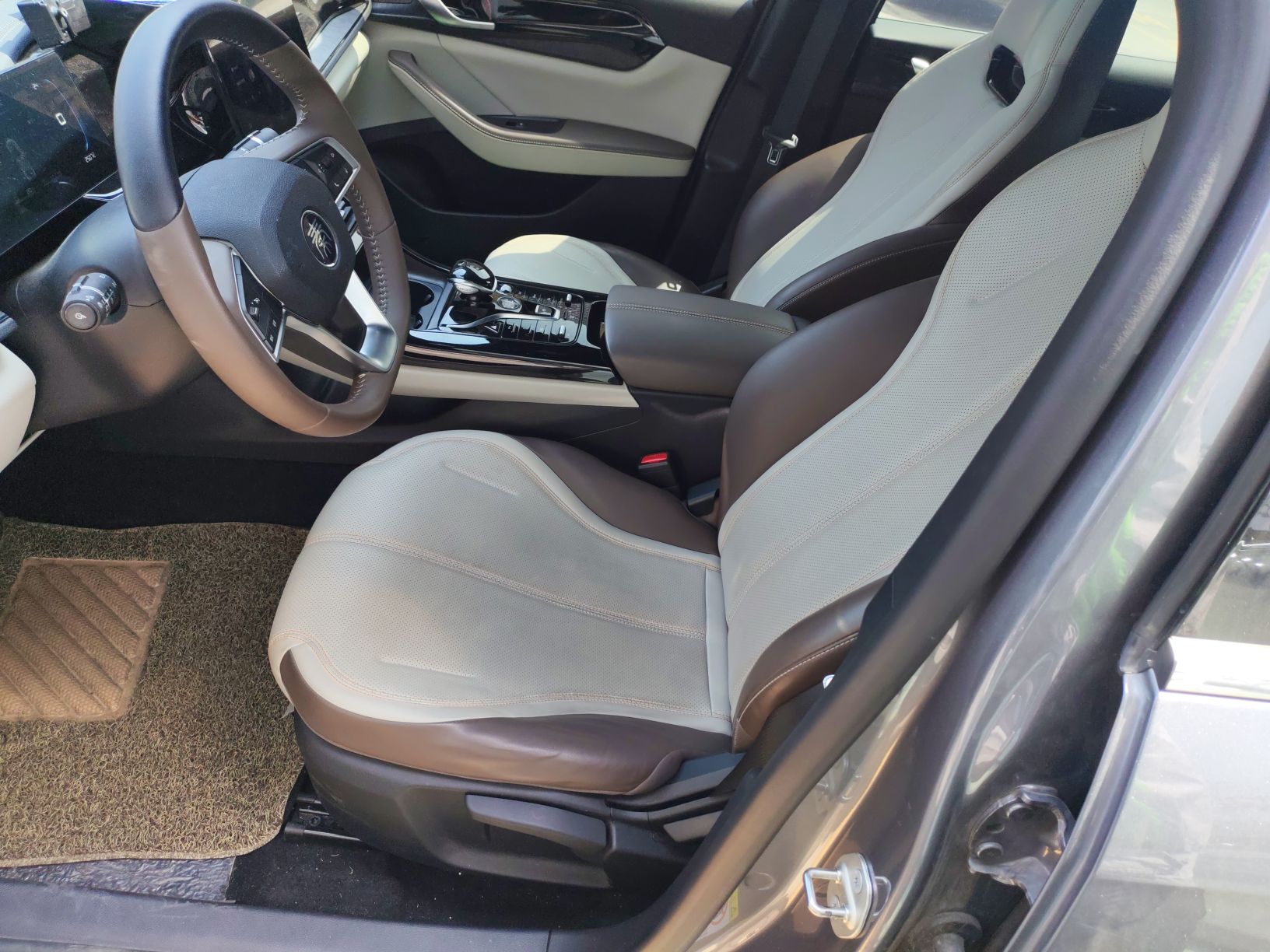 Переднее сиденье в автомобиле