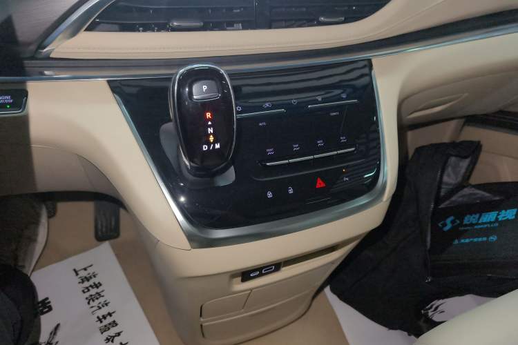 Used Buick GL8 2023 Facelifted Land Cruiser Executive Luxury Version
