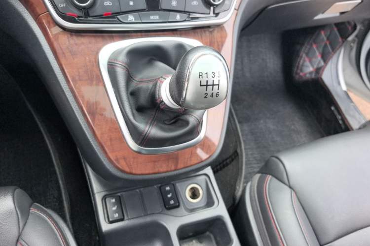 Used Haval H6 2015 Revised Version Sport Edition 1.5T Manual Transmission Two-Wheel Drive Elite Grade Gear Lever