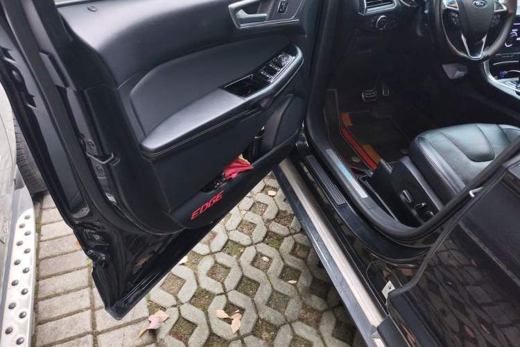 Used Ford Edge 2016 EcoBoost 245 Four-Wheel Drive Titanium 7-Seater Driver Seat