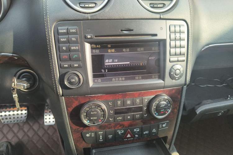 Used Mercedes-Benz M-Class 2010 ML 350 4MATIC Luxury Model Audio And AC Panel