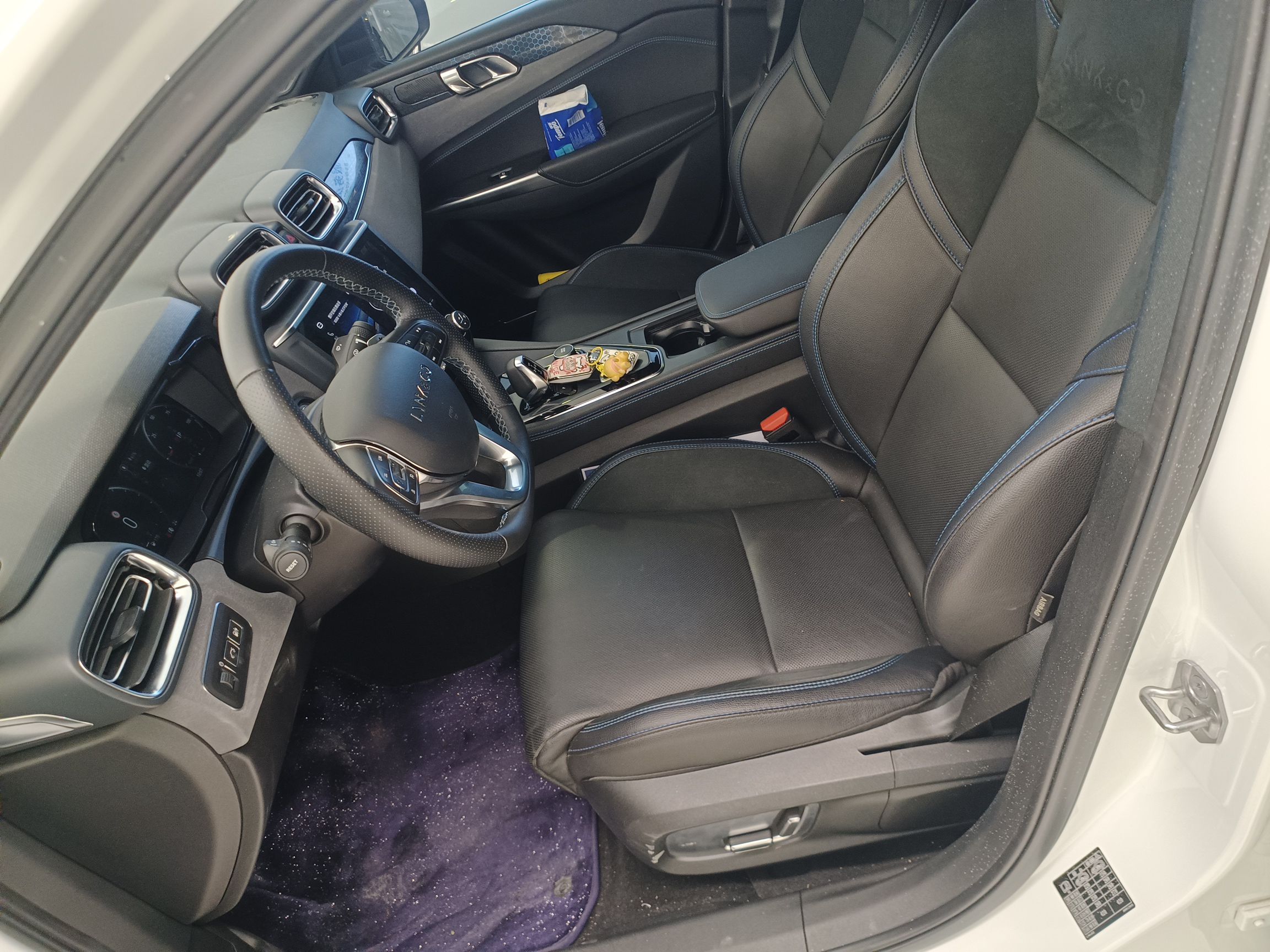 المقاعد الأمامية داخل السيارة