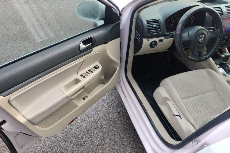 Used Volkswagen Sagitar 2011 1.6L Automatic Comfort Edition Driver Seat