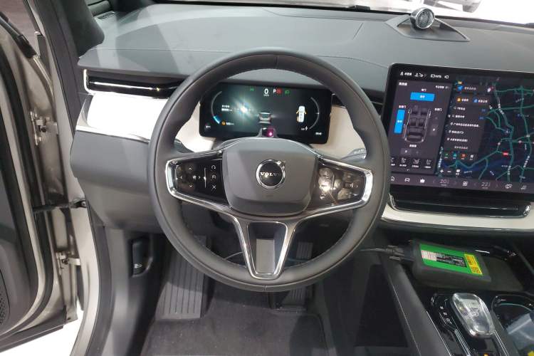 Used Volvo EM90 2025 Ultra Six-Seater