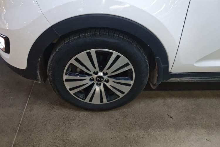 Used Kia Sportage R 2015 2.0L Automatic Two-Wheel Drive DLX Model Left Front Wheel Hub