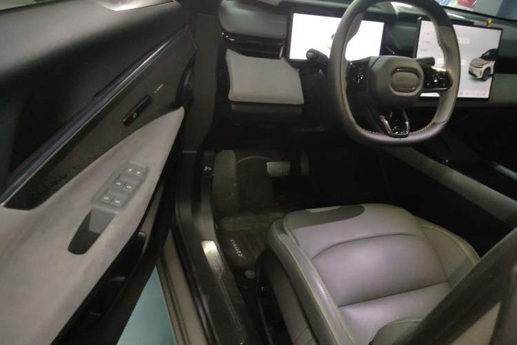 Used Lynk & Co 08 EM-P 2023 120km Long-Range Halo Interior 3