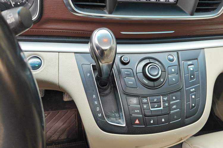 Used Buick GL8 2017 25S Luxury Version China V Standard Gear Lever