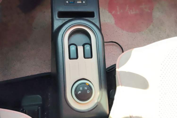 Used Wuling Hongguang MINIEV 2021 Macaron Fashion Model Lithium Iron Phosphate Gear Lever