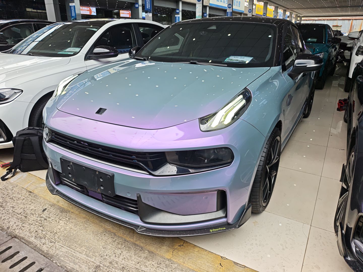 تحت مقدمة السيارة