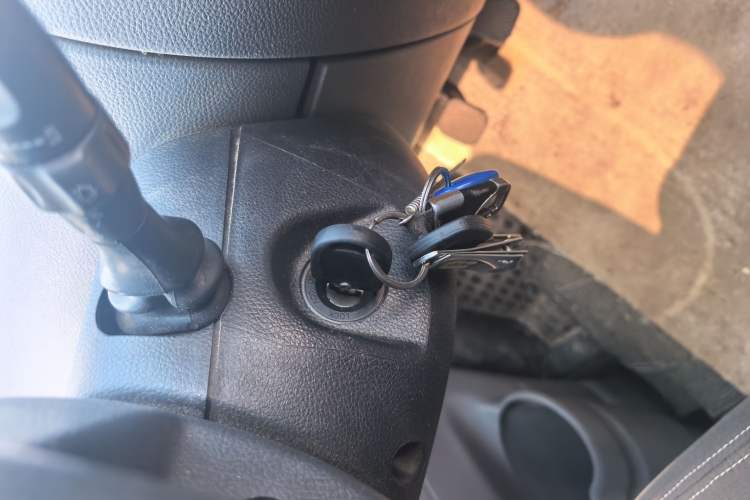 Used SAIC MAXUS Xintu V80 2018 2.5T 6-Speed Manual Aoyuntong Facelifted Short Wheelbase Mid-Height 5-6-Seater Vehicle Key