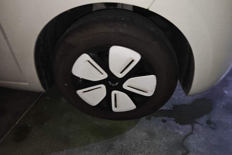 Used Wuling Hongguang MINIEV 2025 Four-Door Version Advanced Edition Right Front Wheel Hub