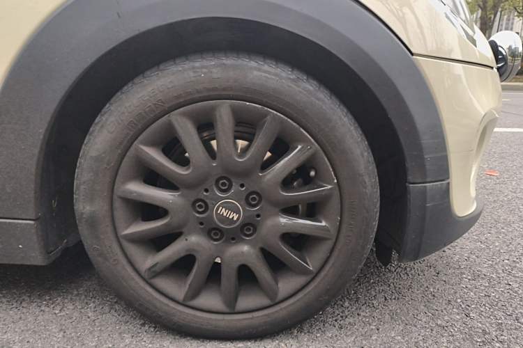 Used MINI 2018 1.5T ONE PLUS Five-Door Edition Right Front Wheel Hub