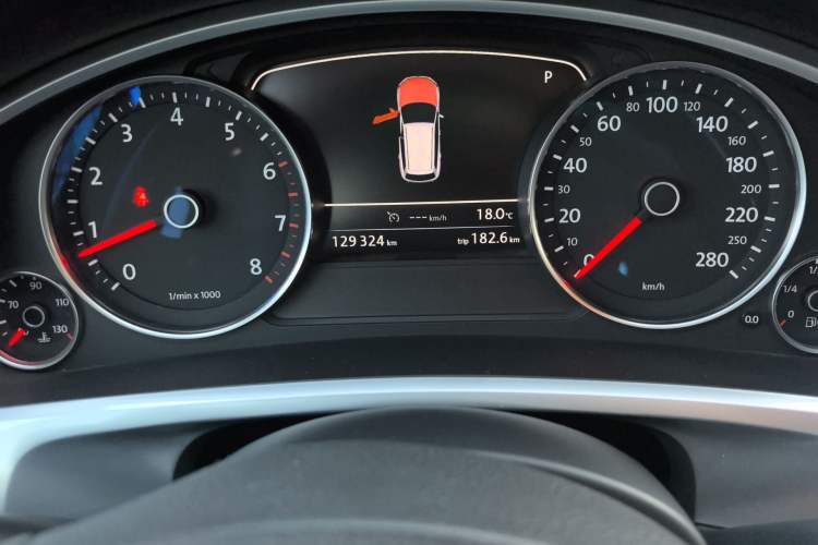 Used Volkswagen Touareg 2011 3.0 TSI Comfort Version Odometer Close Up