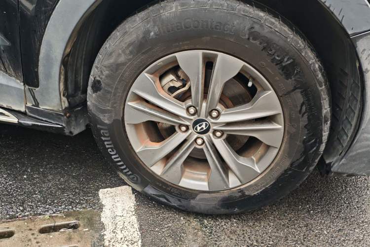 Used Hyundai Santa Fe 2013 2.4L Automatic 4x4 Smart Version Right Front Wheel Hub