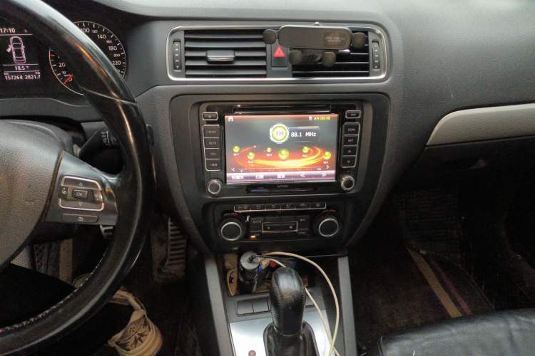 Used Volkswagen Sagitar 2014 1.4TSI Automatic Luxury Model Audio And AC Panel