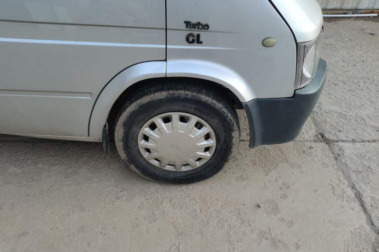 Used Ford Classic Transit 2013 2.8T Diesel Standard Version Short Wheelbase Mid-Roof JX493ZLQ4 Right Front Wheel Hub