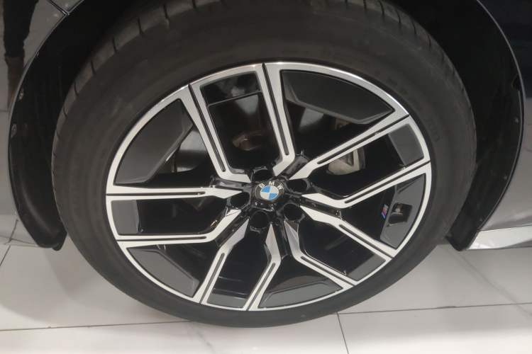 Used BMW 7 Series 2023 735Li M Sport Package Left Front Wheel Hub