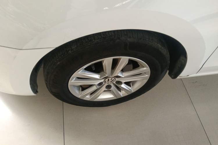 Used Volkswagen Jetta 2015 1.6L Automatic Fashion Model Left Front Wheel Hub