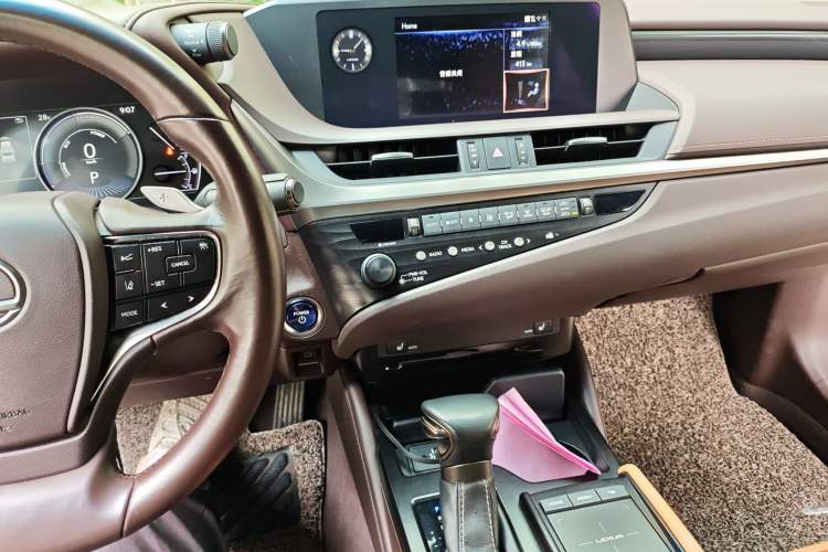 Used Lexus ES 2020 300h Premier Edition
