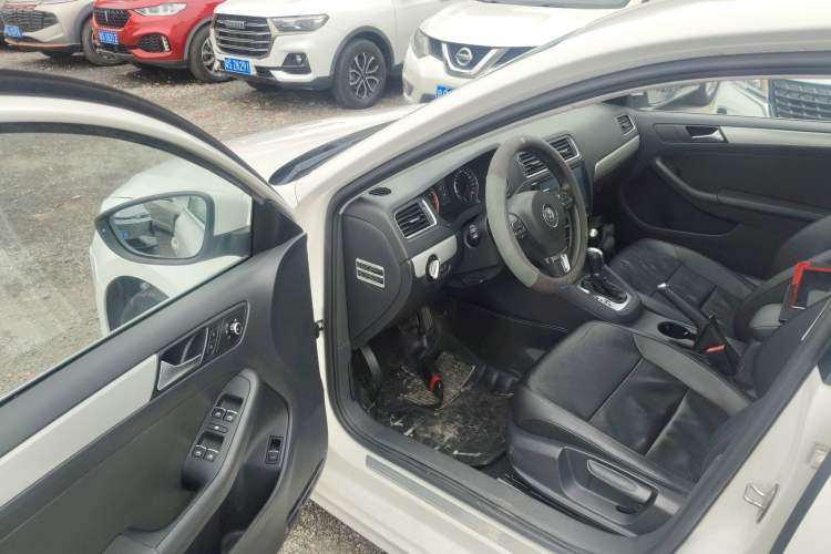 Used Volkswagen Sagitar 2014 Revised Version 1.4TSI Automatic Luxury Edition Driver Seat