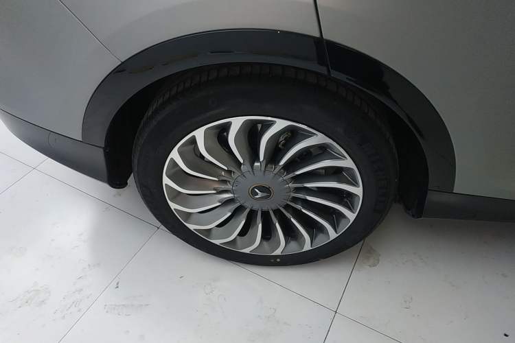 Used VOYAH FREE 2023 Four-Wheel Drive Extended-Range Model with Ultra-Long Range
