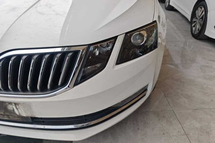 Used Skoda Octavia 2019 1.5L Automatic Luxury Edition Left Front Headlight