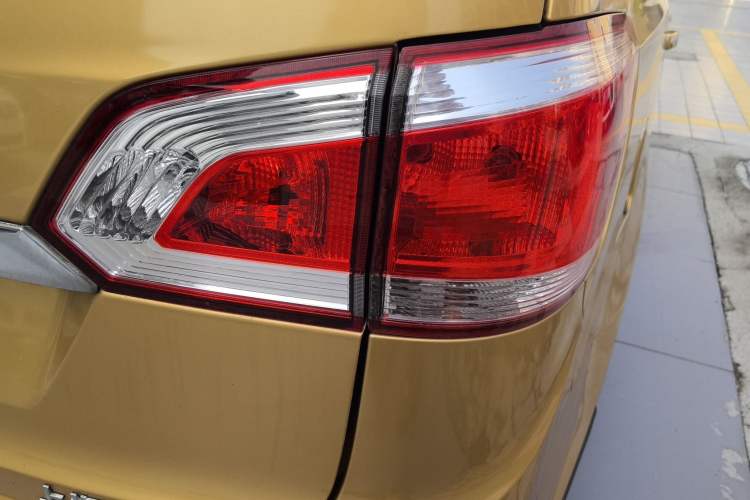 Used Baojun 730 2014 1.5L manual standard trim 7 seats Right Rear Taillight