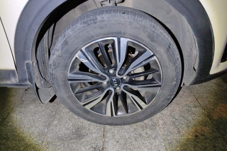 Used Kia kx1 Stonic 2019 1.4L Automatic Fun Edition China VI Right Front Wheel Hub