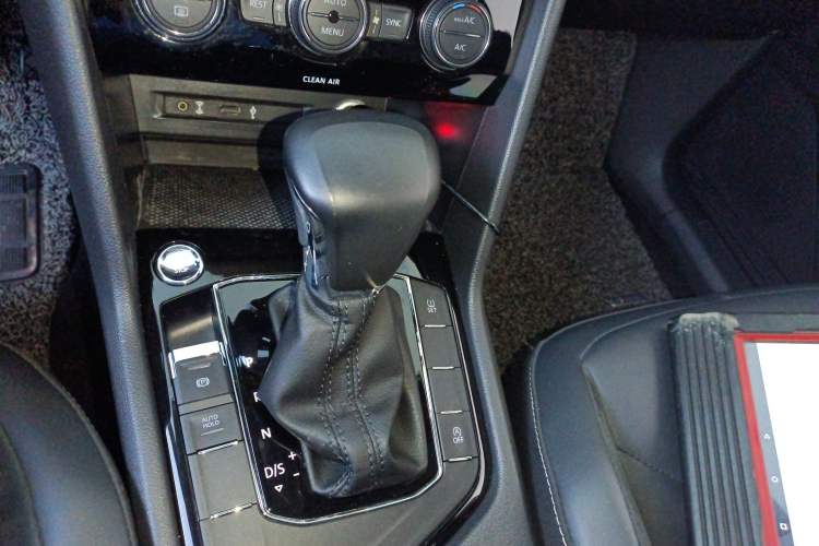 Used Volkswagen Tiguan L 2018 330TSI Automatic Two-Wheel Drive Luxury Edition Gear Lever