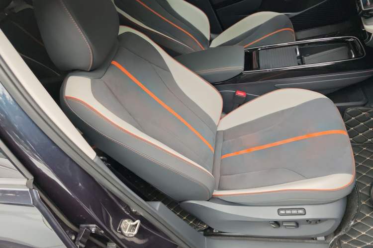 Used Volkswagen ID.6 CROZZ 2022 High-Performance PRIME Edition Right Front Seat