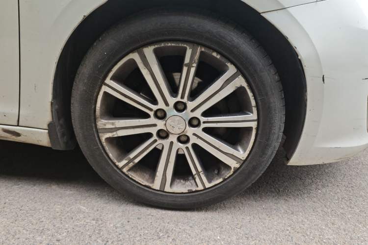 Used Peugeot 408 2014 1.8L Automatic Luxury Edition Right Front Wheel Hub
