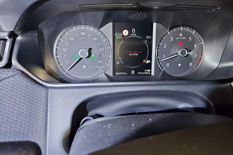 Used Land Rover Range Velar 2019 250 PS R-DYNAMIC S Odometer Close Up