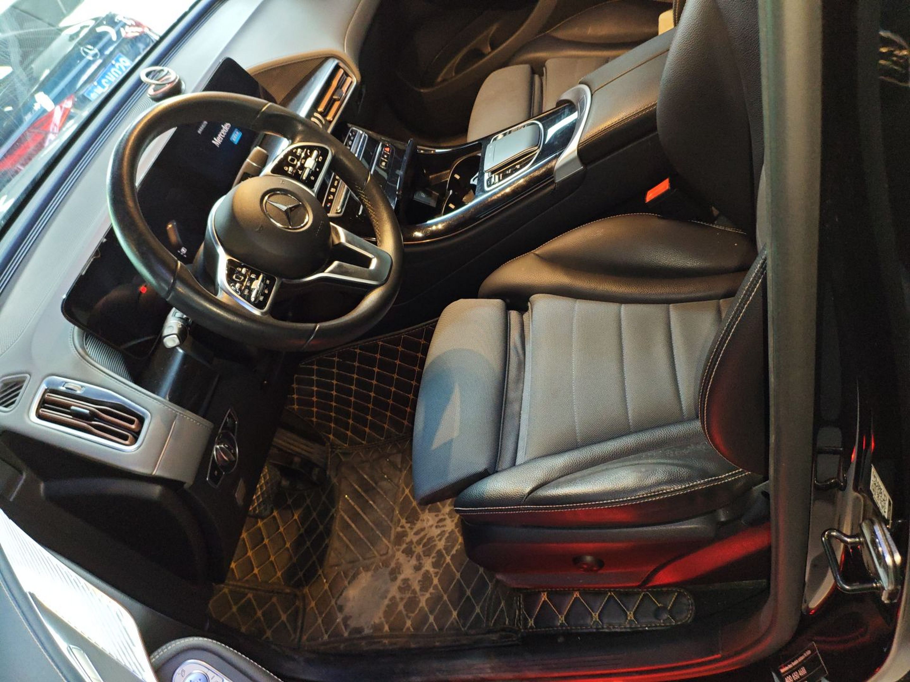 Переднее сиденье в автомобиле