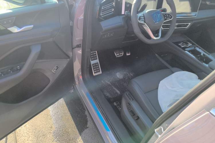 Used Volkswagen Tiguan L 2024 PRO 330TSI Two-Wheel Drive R-Line Smart Edition
