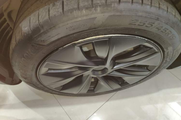 Used Tesla Model Y 2023 Long-Range All-Wheel-Drive Version