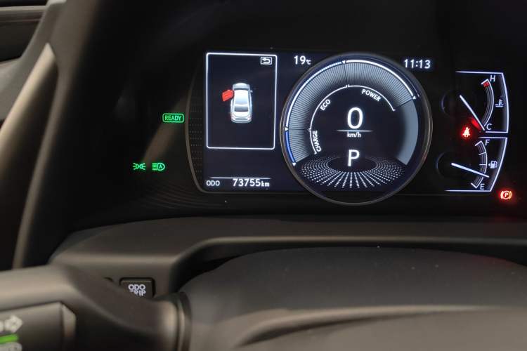 Used Lexus ES 2020 300h Premier Edition Odometer Close Up