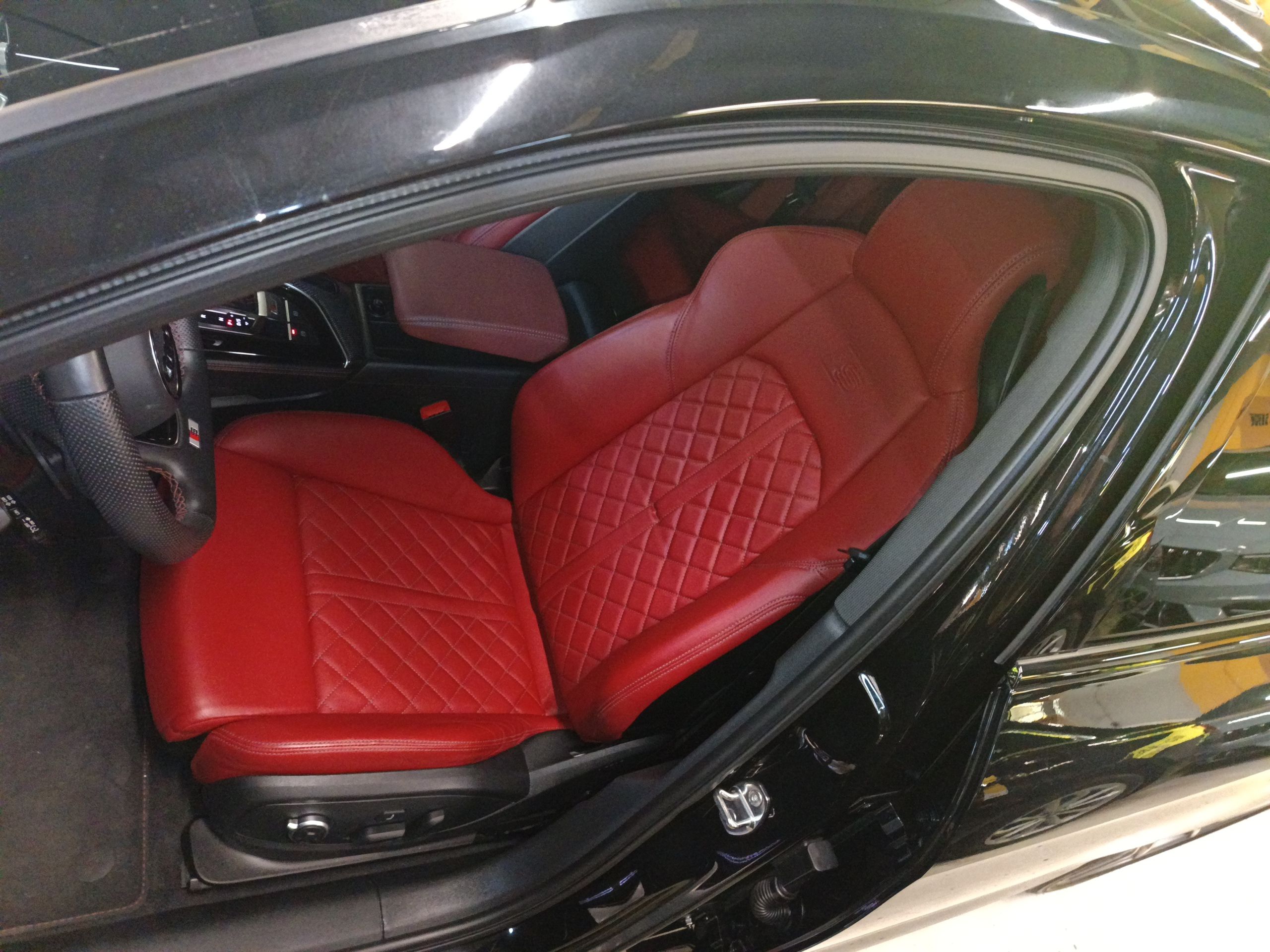 Переднее сиденье в автомобиле