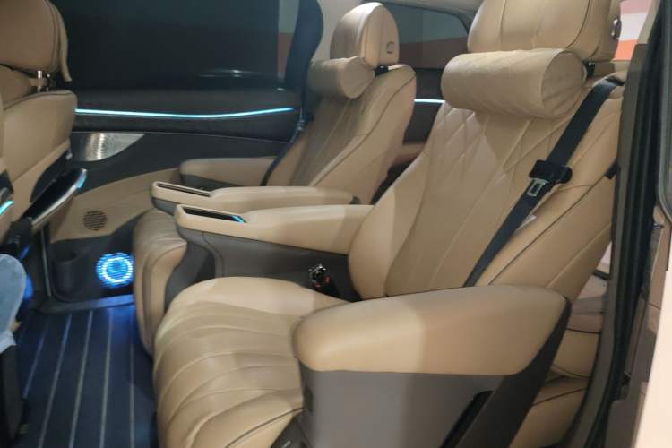 Used Denza D9 2022 DM-i 1040 Prestige Model