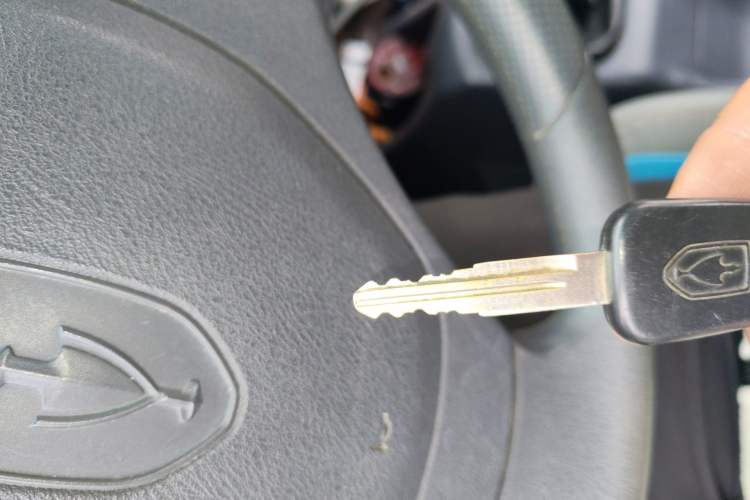 Used Jinbei Hiace X30 2023 1.5L Super-Comfortable Passenger Van 5/6/7-Seater Non-Air-Conditioned Version Model SWC15M Vehicle Key