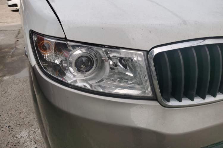 Used Jinbei New Hiace X30L 2021 1.5L Wealth Central Air Conditioning Edition Van China VI Standard SWC15M Right Front Headlight