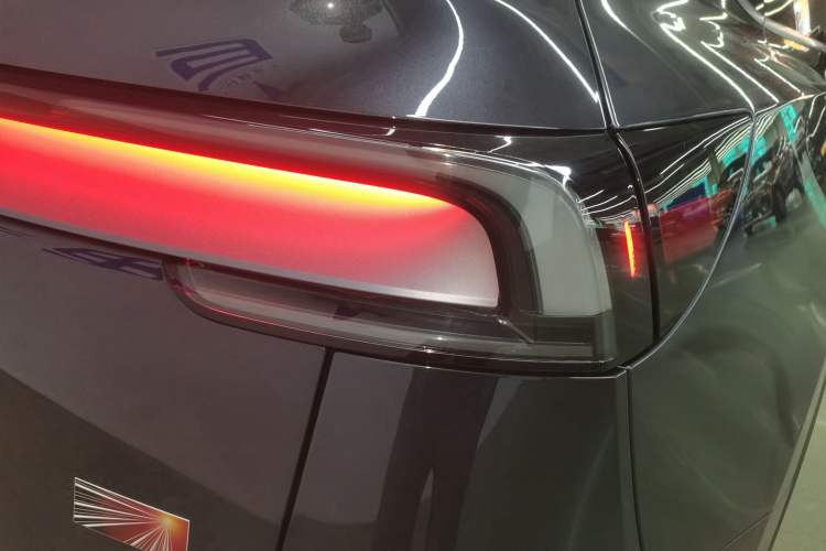 Used Tesla Model Y 2025 Long-Range All-Wheel Drive First Edition Right Rear Taillight