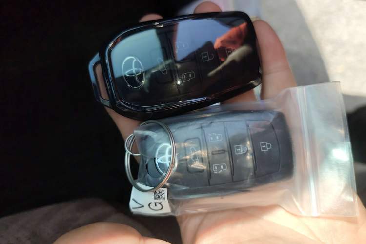 Used Toyota Granvia 2024 2.5L Hybrid Prestige PLUS Four-Wheel Drive Version Vehicle Key