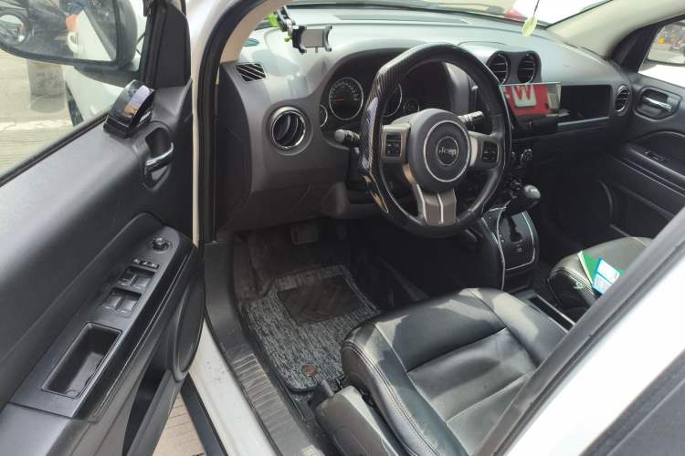 Used Jeep Compass 2013 2.0L two-wheel drive luxury version
