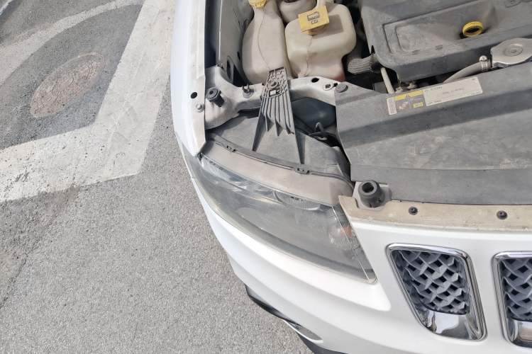 Used Jeep Compass 2014 2.4L four-wheel drive luxury version Right Front Headlight