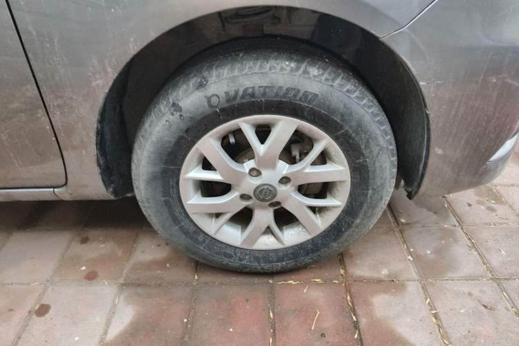 Used Nissan Sunny 2014 1.5XE Manual Elite Edition Right Front Wheel Hub