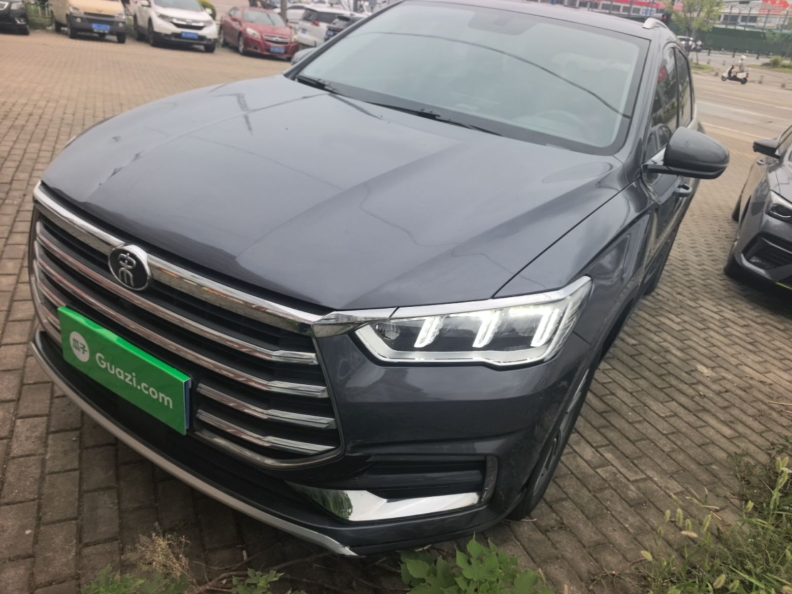 Unter der Vorderseite des Autos