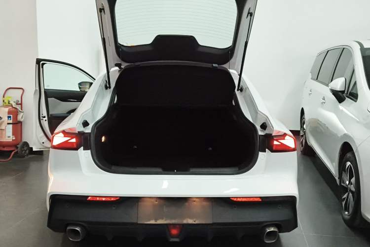 Used Changan UNI-V iDD 2023 ZhiDian iDD 1.5T 113km Smart & Fun Version
