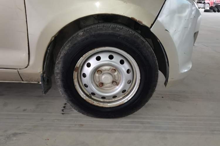 Used Wuling Rongguang V 2016 1.5L Practical Version Right Front Wheel Hub