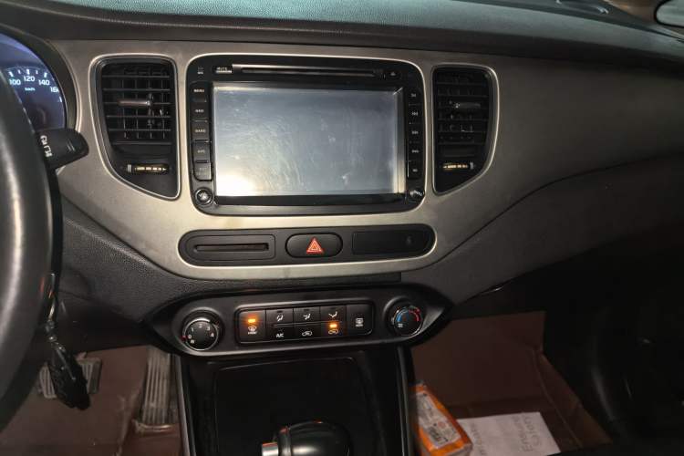 Used Kia Carens 2013 2.0L 7-Seater Automatic Standard Version China IV Standard Audio And AC Panel