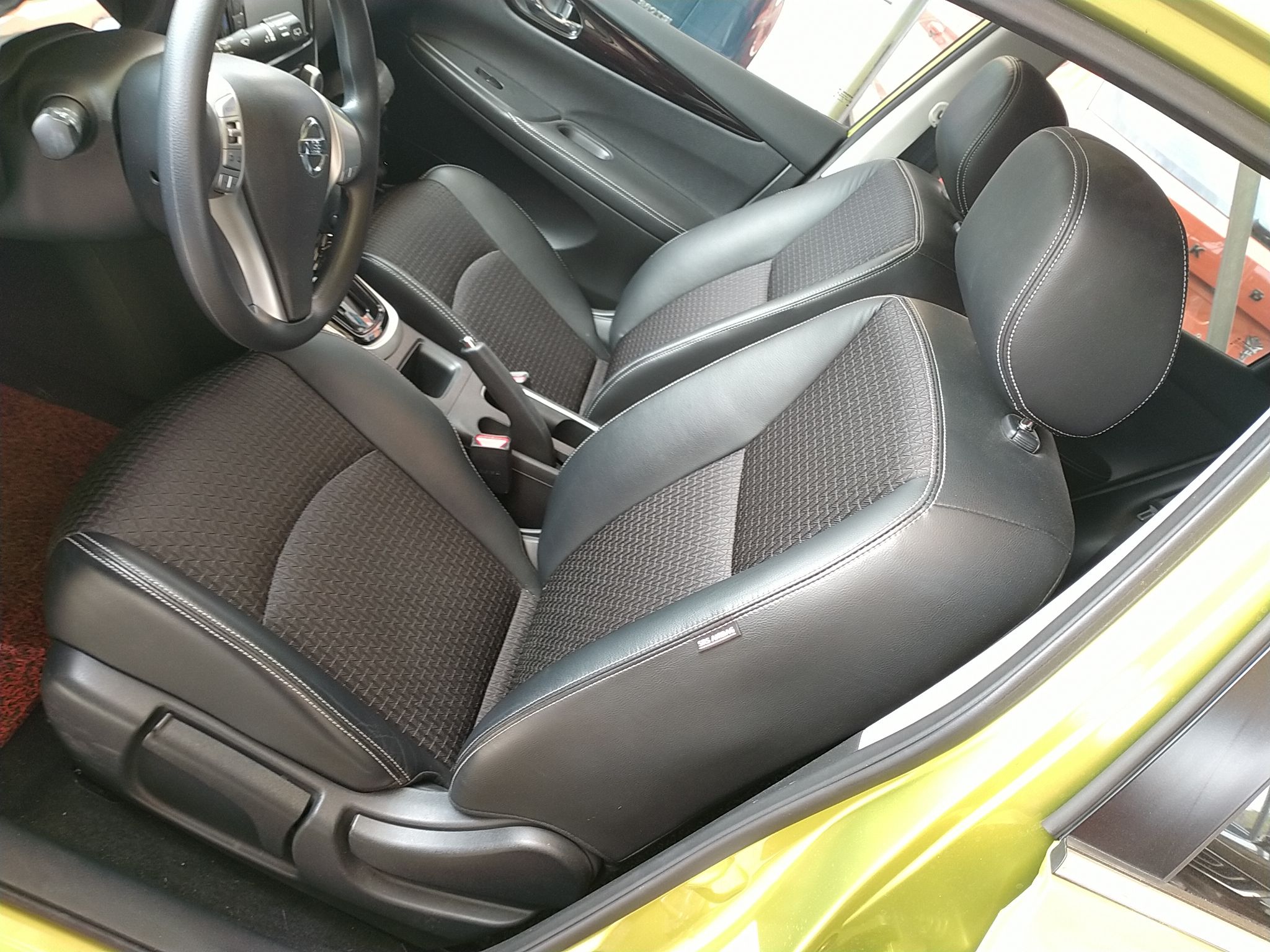 المقاعد الأمامية داخل السيارة